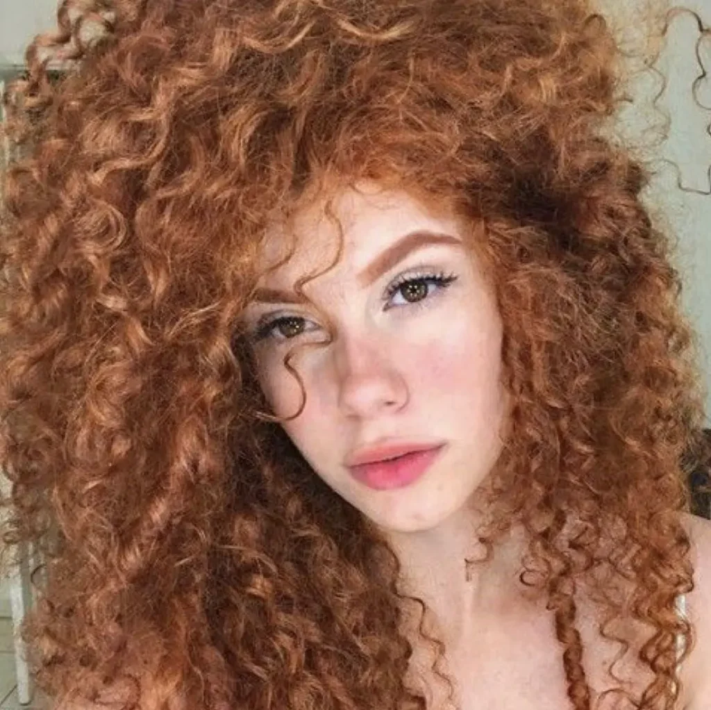 MECHAS EN CABELLO RIZADO DORADOS Y DORADOS COBRIZOS PELUQUERIA MOURE MALLORCA (3)