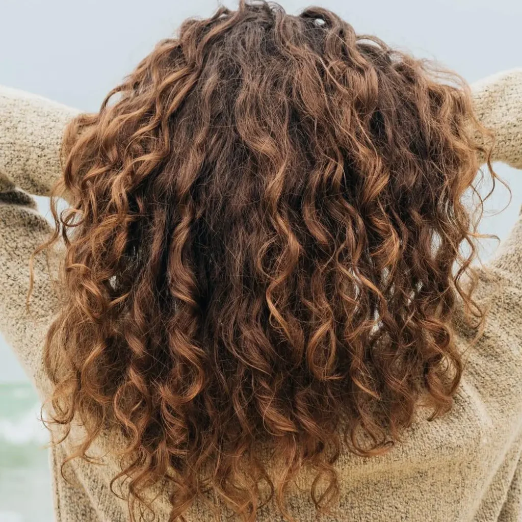 MECHAS EN CABELLO RIZADO DORADOS Y DORADOS COBRIZOS PELUQUERIA MOURE MALLORCA (5)