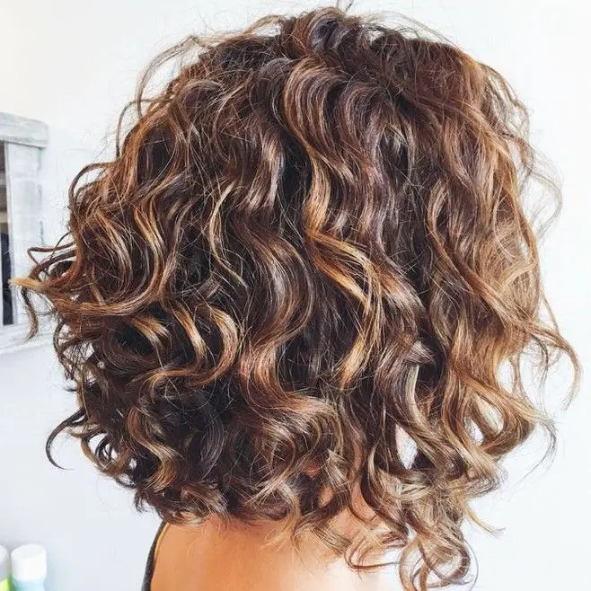 MECHAS EN CABELLO RIZADO TONOS NEUTROS Y CENIZAS PELUQUERIA MOURE MALLORCA(17)