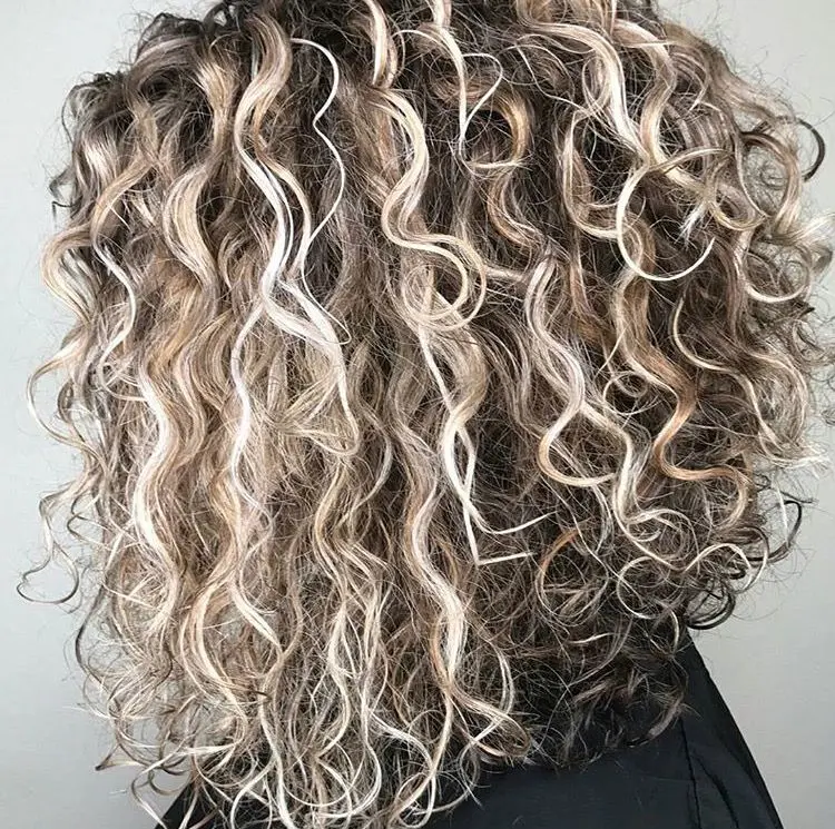 MECHAS EN CABELLO RIZADO TONOS NEUTROS Y CENIZAS PELUQUERIA MOURE MALLORCA(4)