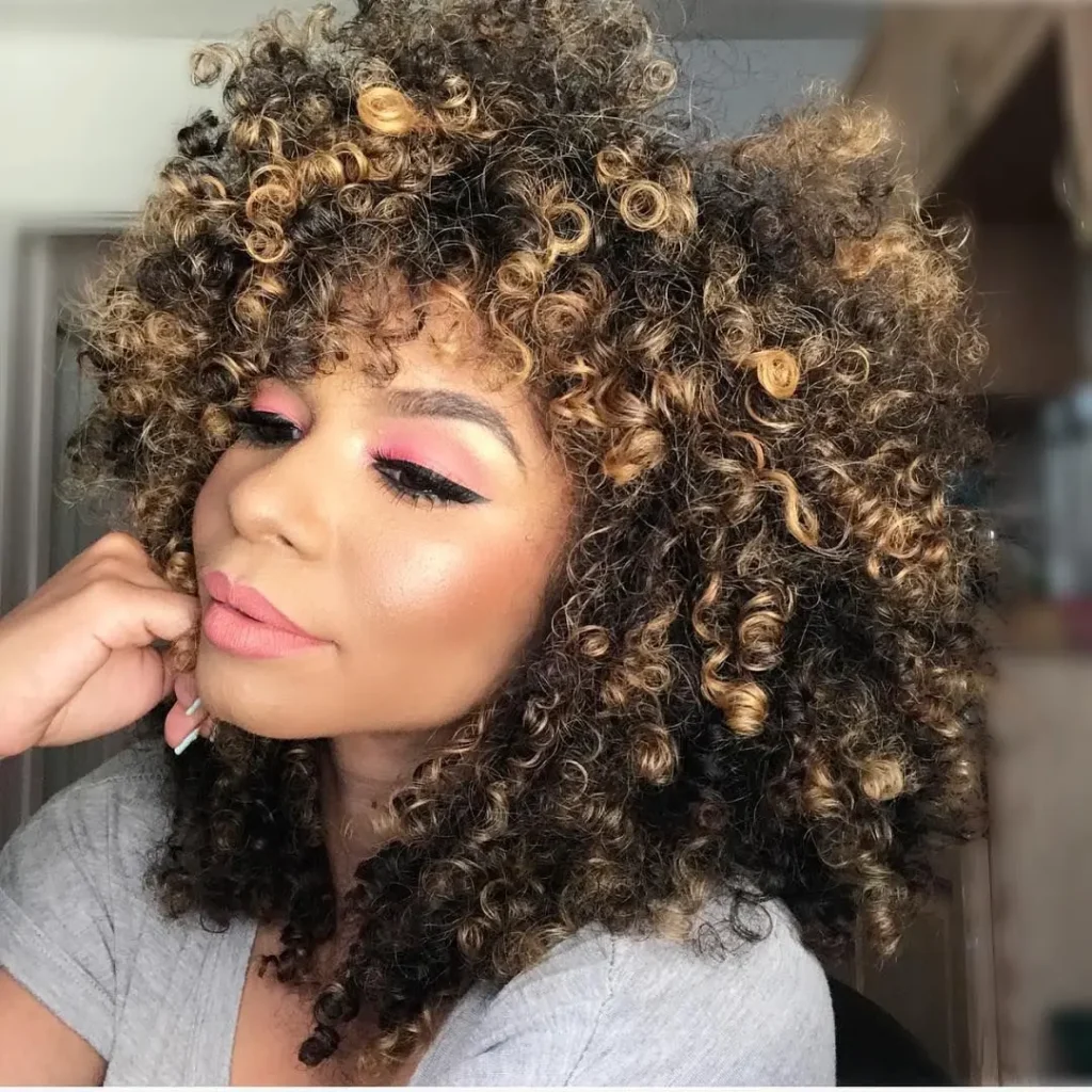 MECHAS EN CABELLO RIZADO TONOS NEUTROS Y CENIZAS PELUQUERIA MOURE MALLORCA(9)