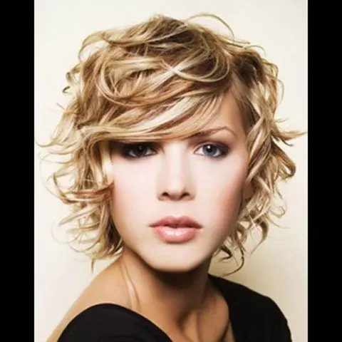 Corte De Media Melena En Capas Con Flequillo Cabello Rizado Moure 4 480X480 Jpg