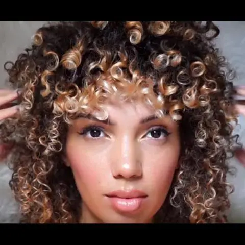 Mechas Y Color Para Pelo Rizado Caminos Platinados 480X480 Jpg